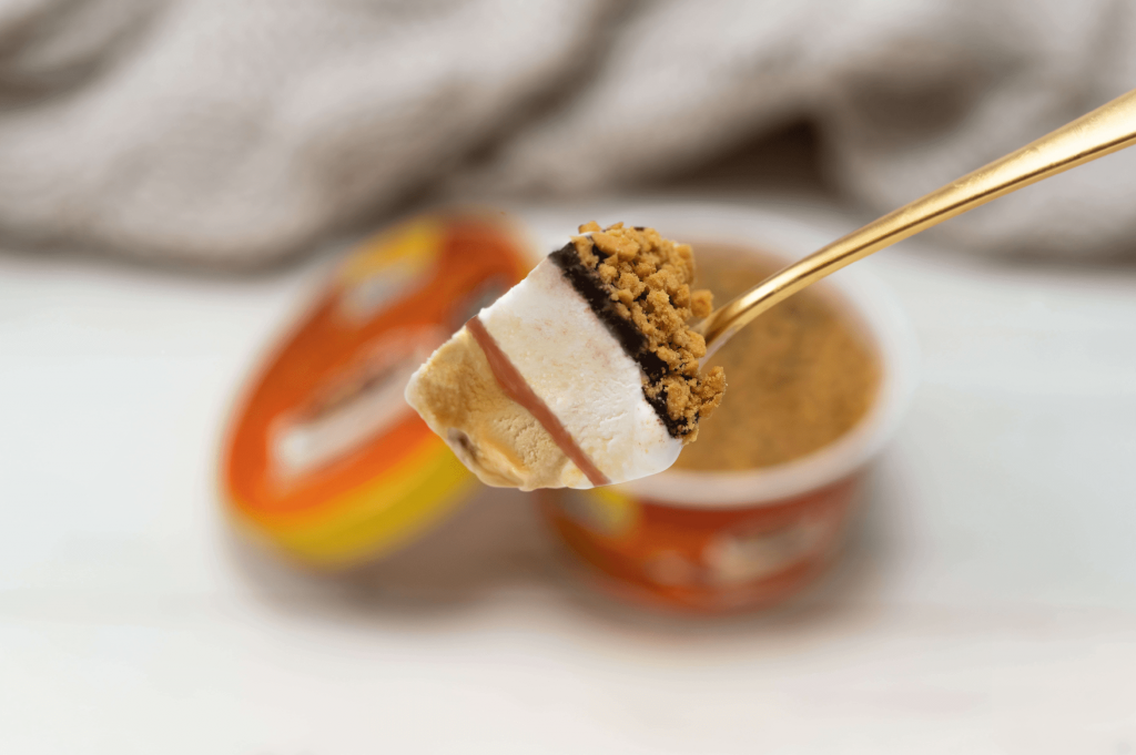『明治 エッセル スーパーカップSweet’s キャラメルショコラタルト』-素材の“食べ応え食感”と“なめらか＆とろける” ソースの「食感のコントラスト」