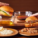 フレッシュネスバーガーからハンバーガーを「ダンク」する“ニューノーマル”なバーガー『ダンクバーガー』2種が12月8日(水)より発売！