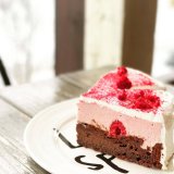 南19西16にあるジェラート＆ベイクホワイトから『ラズベリームースとショコラのケーキ』が発売！