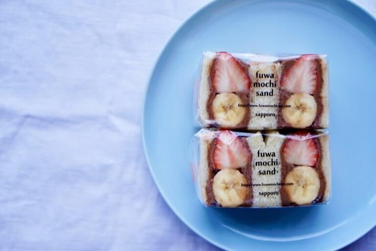 ふわもち邸 本店・まちなか店にて『苺とバナナのチョコホイップサンド』が発売!