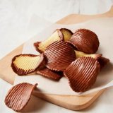ゴディバからポテトチップスにまろやかなミルクチョコレートをコーティングした『ポテトチップス チョコレート』が2月1日(火)より限定店舗で発売！