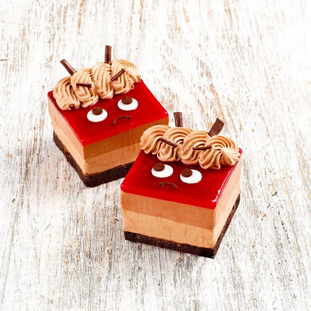 ろまん亭の『金棒シュー』『フランボワーズショコラ(鬼)』