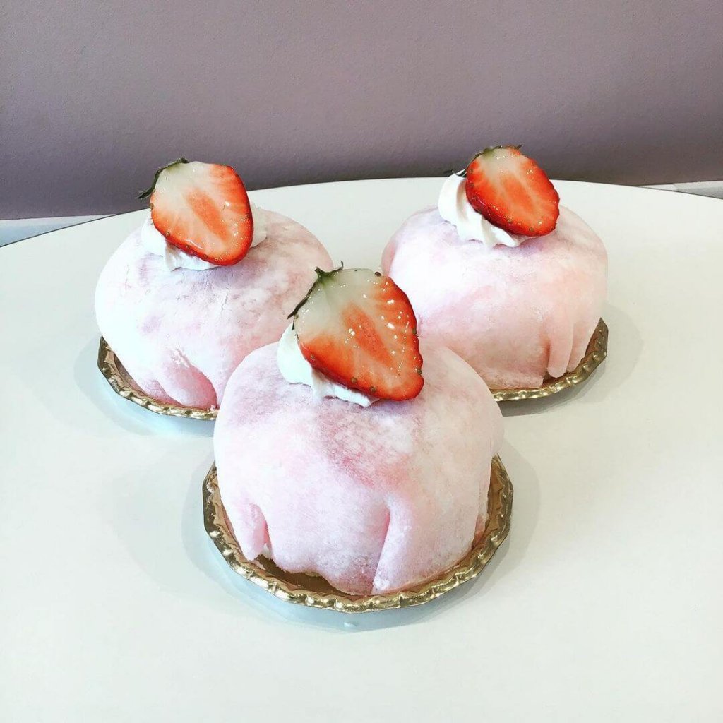 奏春楼の『苺ムース大福』