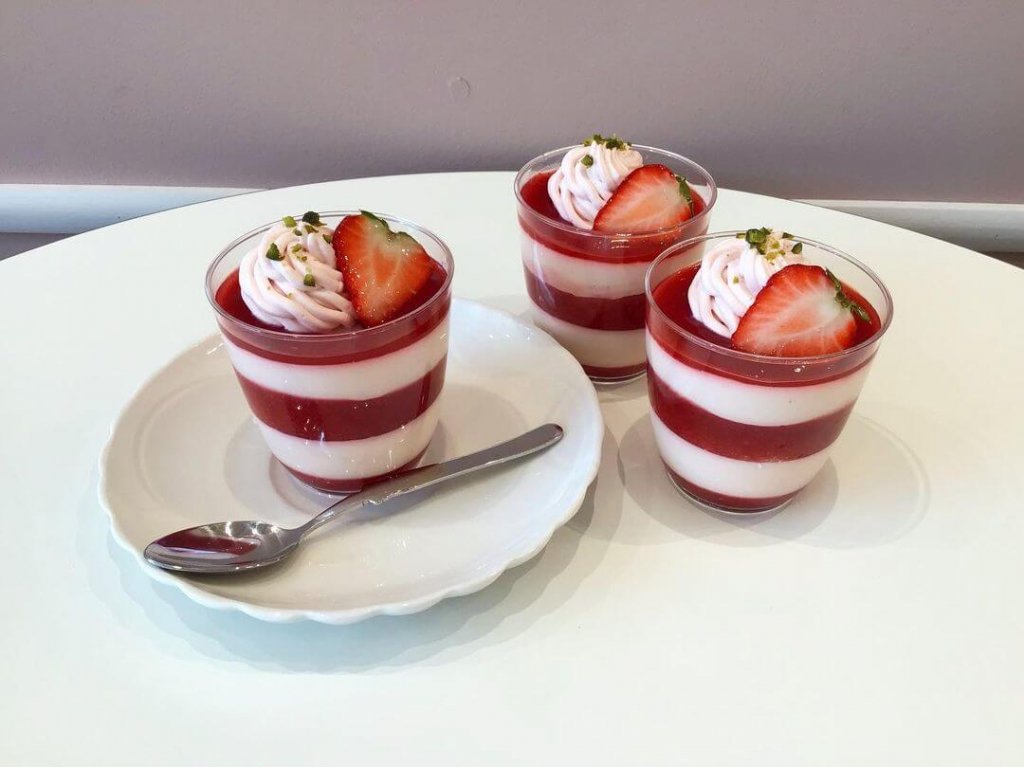 奏春楼の『苺ティラミス』