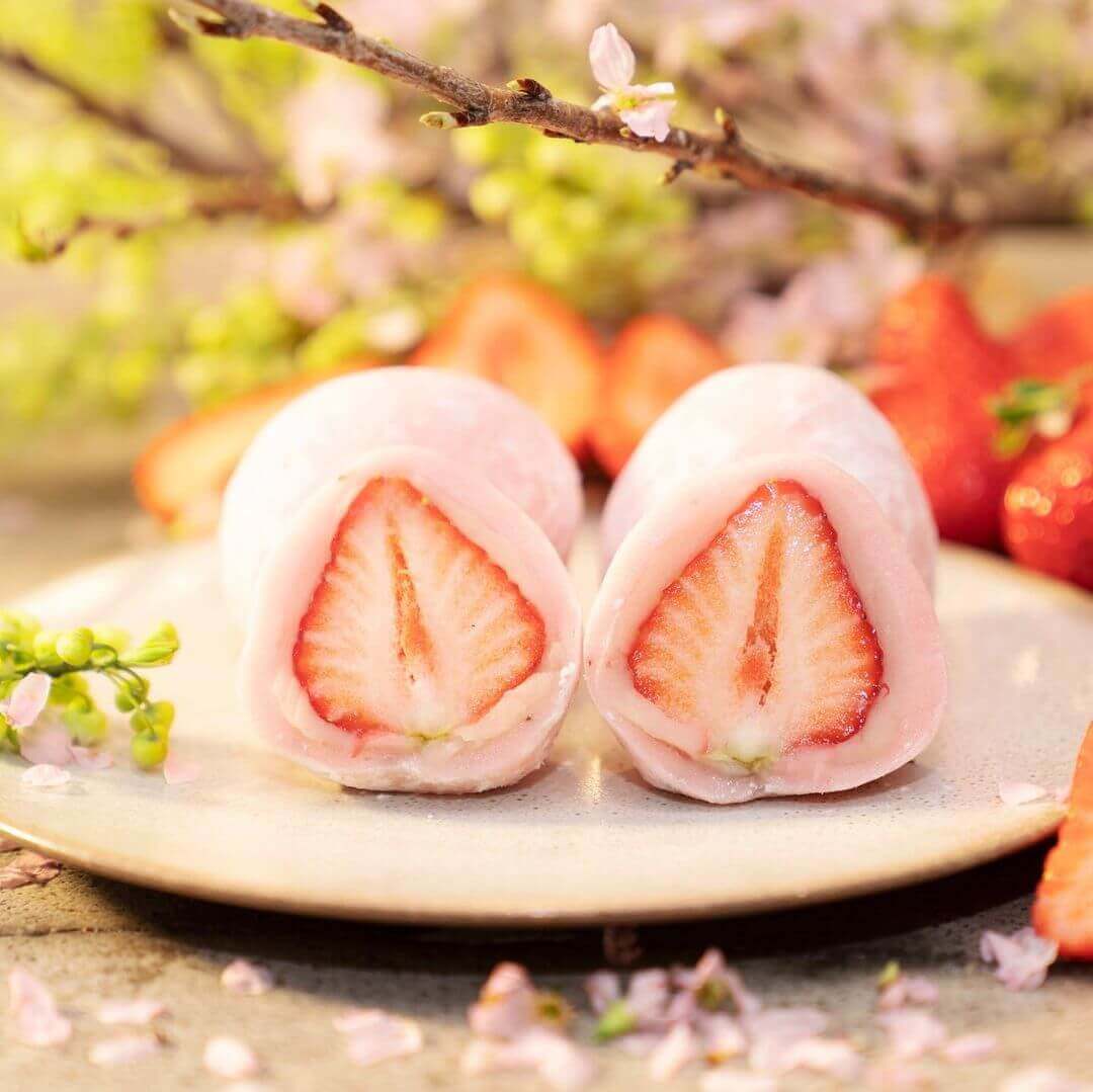 果実大福とフルーツサンドの『いちご桜餅大福』