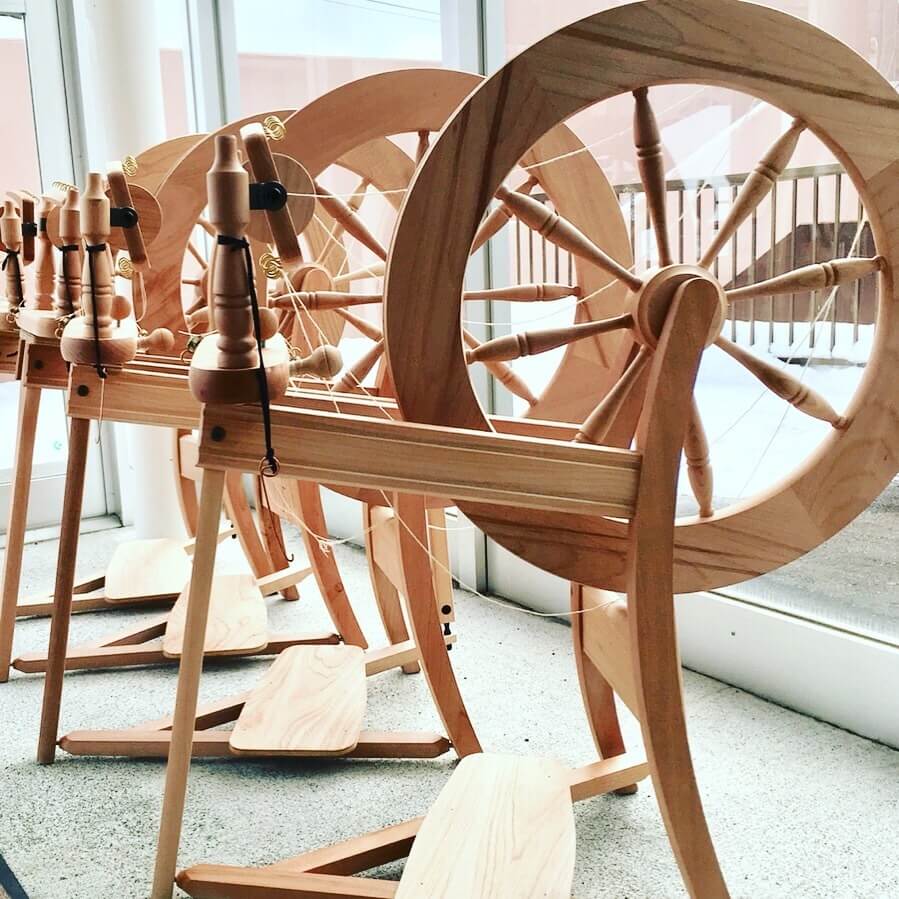 糸車を使用したリネン糸づくり　by Hokkaido flax