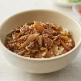無印良品の「ごはんにかける」シリーズから『ごはんにかける 牛すき煮』が3月16日(水)より発売！