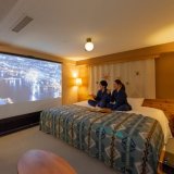 UNWIND HOTEL&BAR 札幌(アンワインドホテルアンドバー札幌)にて100インチスクリーンの大画面で楽しめるコンセプトルーム『シアタールーム』が3月3日(木)より登場！