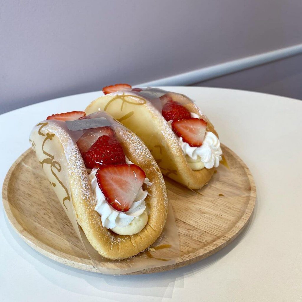 奏春楼の『いちごオムレット』