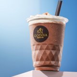 ゴディバからさらっと質感＆すっきりとした味わいの新ドリンク『ショコフレッシュ ココアミルク』＆『ショコフレッシュ ココアオーツミルク』が4月25日(月)より発売！