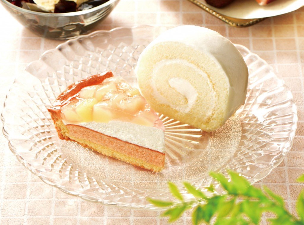 カフェ・ド・クリエの『桃のタルト』・『白いロールケーキ〜北海道産クリームチーズ使用〜』