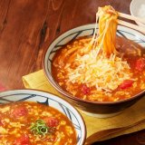 丸亀製麺から株式会社TOKIO松岡 昌宏さん共同開発の『トマたまカレーうどん』が4月26日(火)より限定復活！さらに『とろける4種のチーズトマたまカレーうどん』も新登場