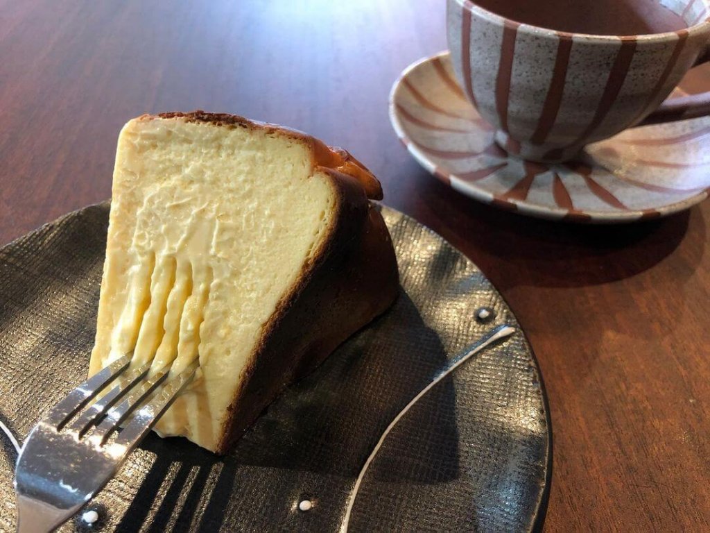 らうんじ喫茶 華苔(はなごけ)の『バスクチーズケーキ』