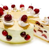 カフェコムサからアメリカンチェリーと芳ばしいピスタチオクリームを組み合わせたミルクレープ『アメリカンチェリーとピスタチオクリームのミルクレープ』が6月3日(金)限定で発売！