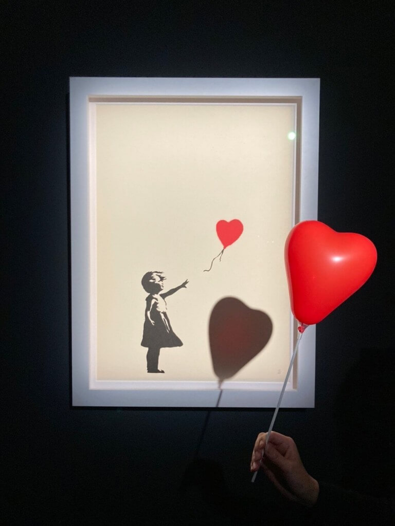 バンクシー展 天才か反逆者か-「赤い風船に手を伸ばす少女《Girl with Balloon》」をイメージしたハートの風船