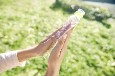 「い･ろ･は･す 天然水」新ボトル-しっかりと平たく「たたんで」心地よい
