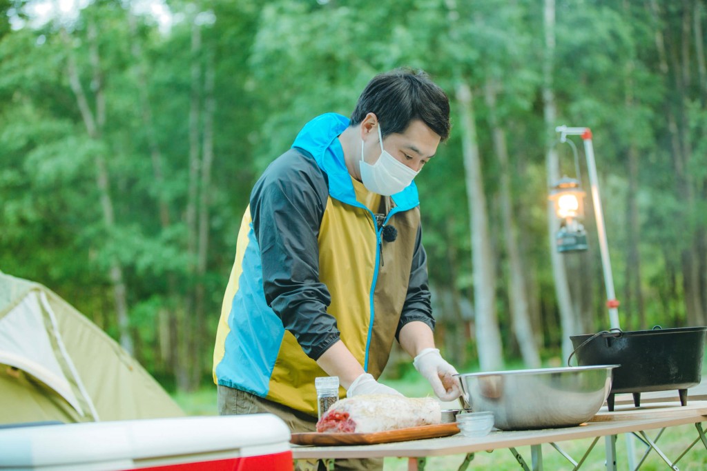 ©UHB／YOSHIMOTO KOGYOキャンプ飯をつくるタカ