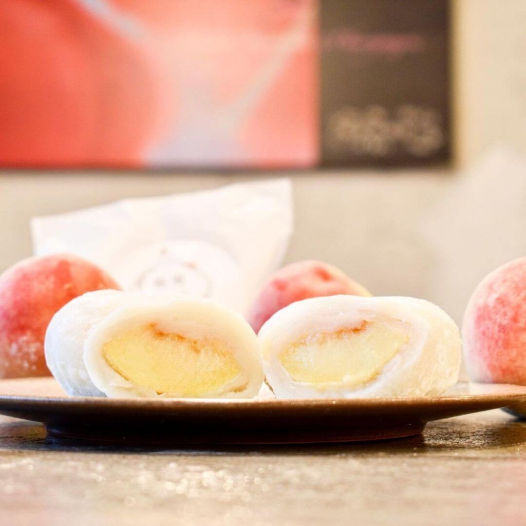 果実大福とフルーツサンドの『白桃大福』