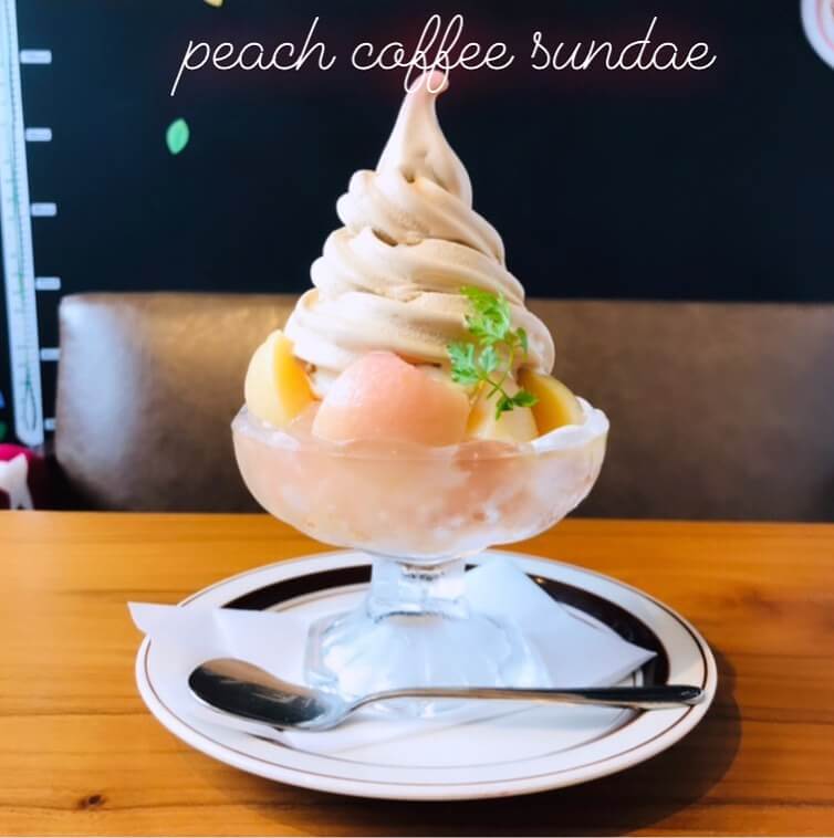 CAFE FUGOの『桃のコーヒーサンデー』