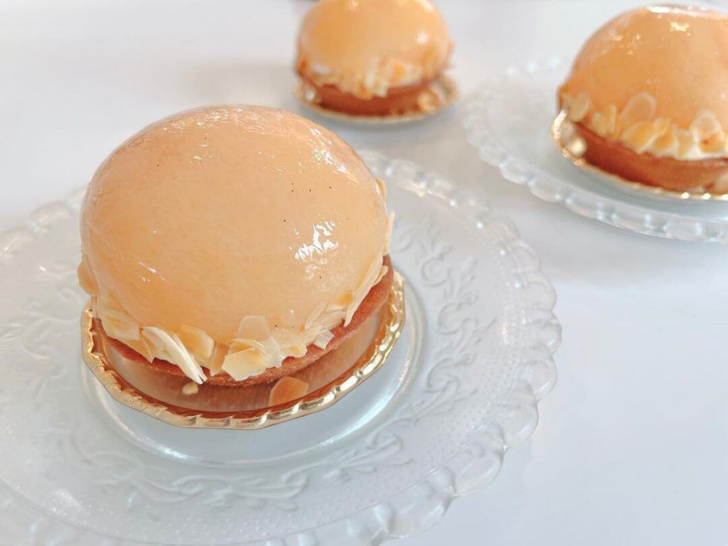 奏春楼の『桃のタルト』