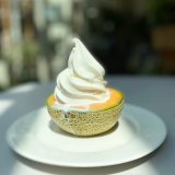 南19西16にあるジェラート＆ベイクホワイトから『丸ごとメロンソフト』が発売！