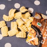 ファミリーマートから見た目も味も「ホルモン焼き」そっくりなスナック菓子『まるでホルモンスナック にんにく塩だれ味』が7月19日(火)より発売！