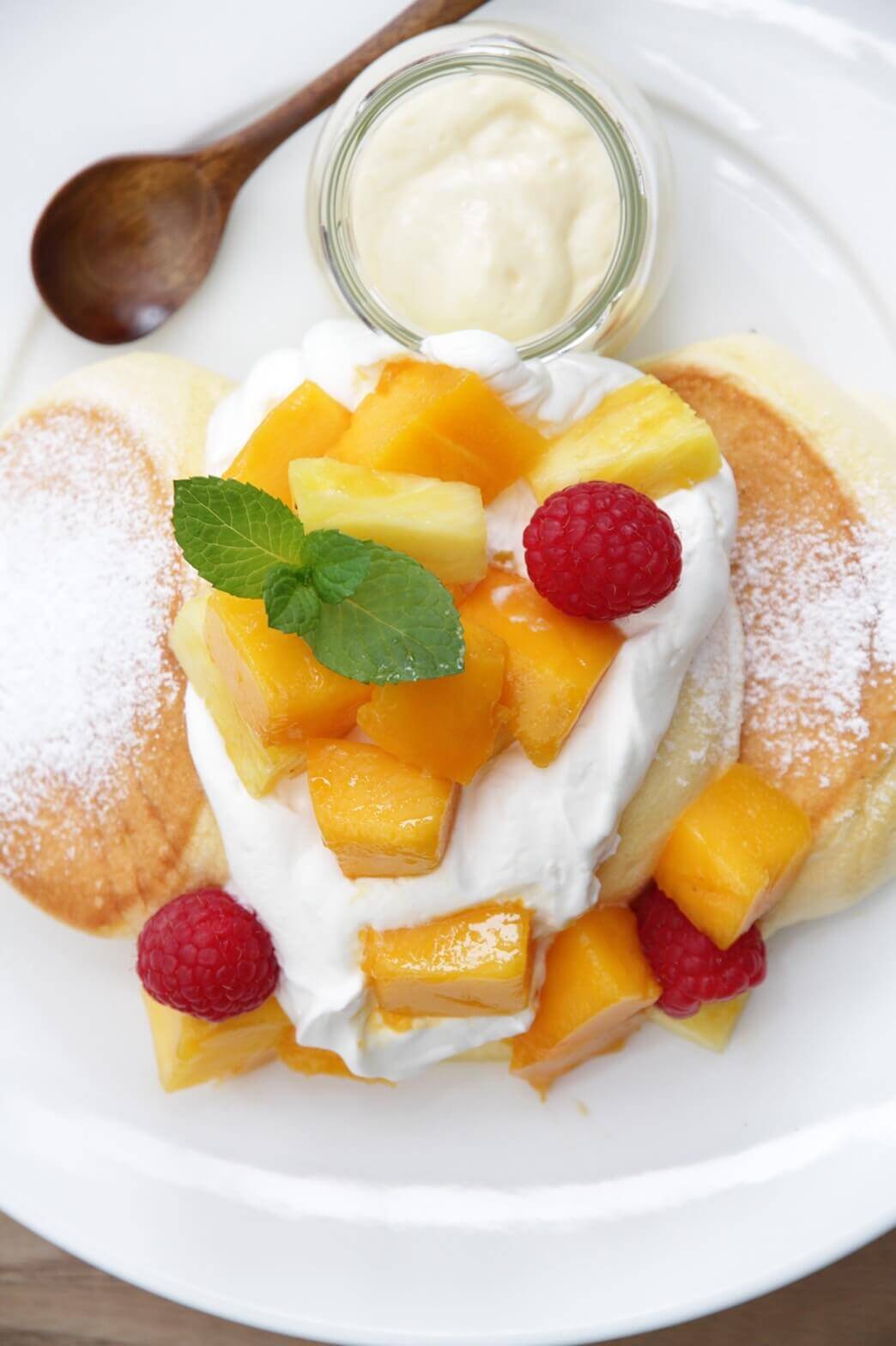 幸せのパンケーキの『完熟アップルマンゴーとパインのレモンカスタードパンケーキ』