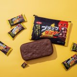 パッケージもチョコバーポーチも本物そっくり！？『ブラックサンダーハードケース＆ポーチセットBOOK』が9月6日(火)より発売！
