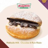 クリスピー・クリーム・ドーナツが道内店舗限定でほろ苦い板チョコに風味豊かなラムレーズンを合わせた大人な味わいのドーナツ『クリスピー・クリーム・プレミアム 北海道 北海道ミルク チョコ＆ラムレーズン』を10月1日(土)より発売！