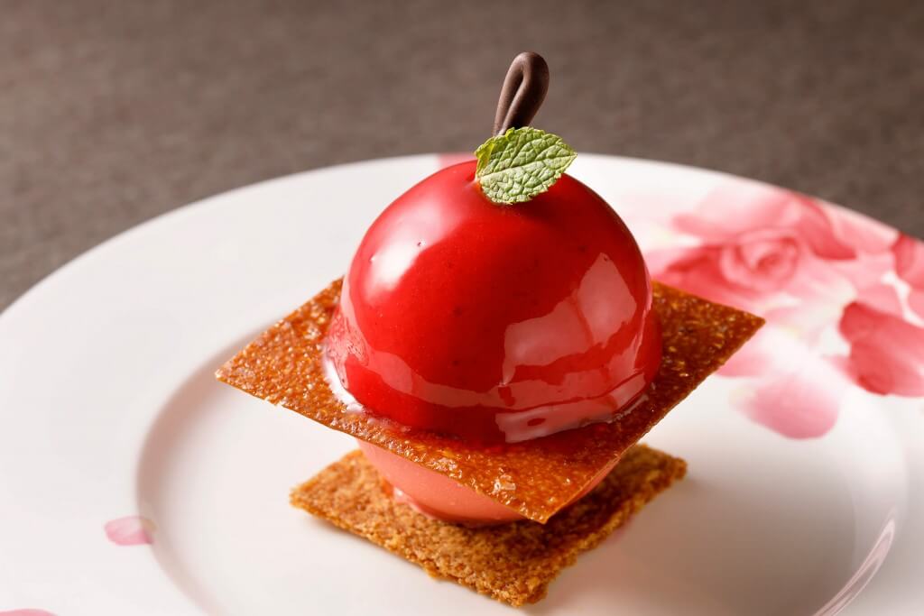 JRタワーホテル日航札幌の『スイーツコース～至福のひととき～』-紅玉りんごのシャーベット プラリネクリームと共に