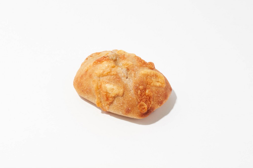 BOUL’ANGE(ブール アンジュ)の『パン飲みにぴったりなパン』-4種チーズのフォカッチャ