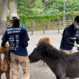 札幌市を拠点とする12の企業が札幌市円山動物園のスタッフに機能的なユニフォームを寄贈！