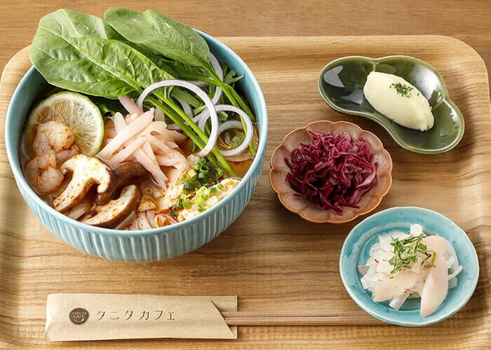 岩下食品×タニタカフェの『岩下の新生姜入り鶏つくねのトムヤムクンフォー』