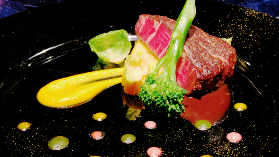 札幌プリンスホテルの『さっぽろ夜景ディナー』-夜景をイメージし盛り付けた十勝ハーブ牛フィレ肉のロティ