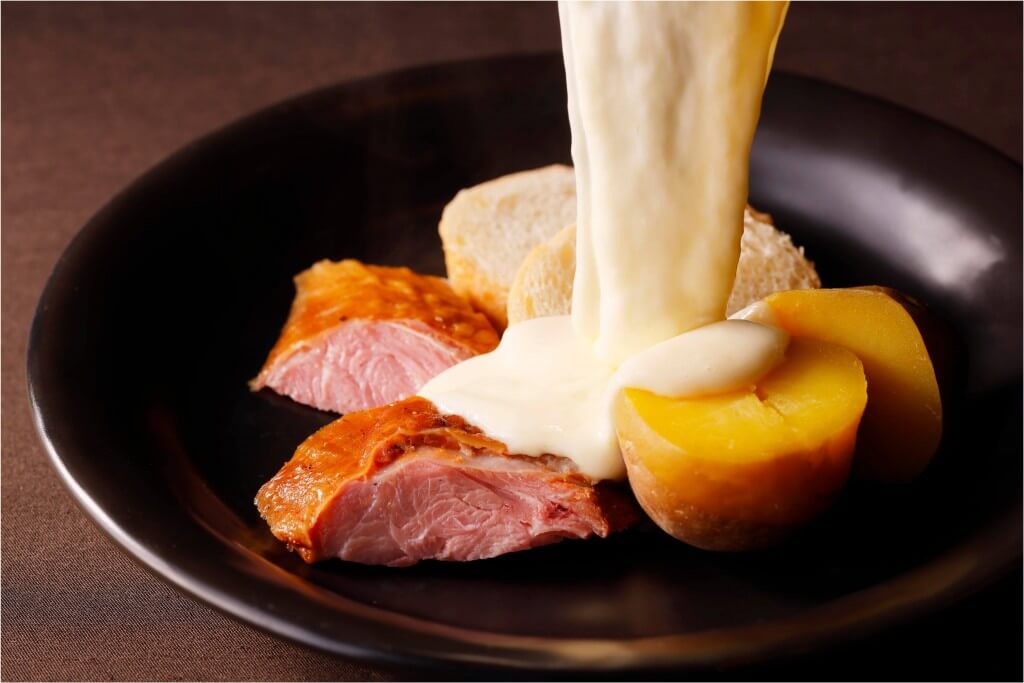札幌東急REIホテルの『クリスマスディナーブッフェ』-スモークターキーと熟成じゃがいものラクレットチーズがけ
