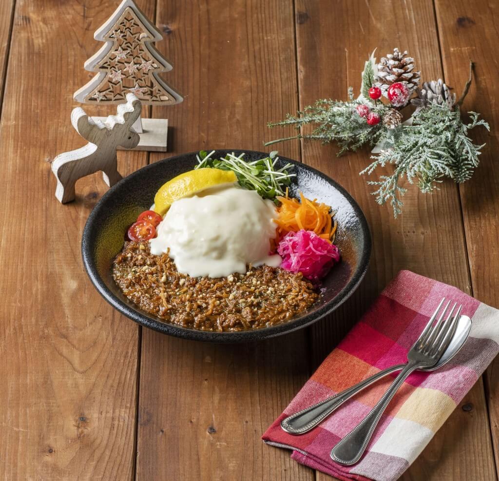 白い恋人パークの『白い恋人パーク～どうぶつたちのホワイトクリスマス』-北海道産エゾ鹿肉のスパイスカレー～チーズソースのかまくら仕立て～