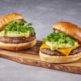 フレッシュネスバーガーにてふんわりジューシーな『神戸牛バーガー / チーズバーガー』が12月7日(水)より発売！