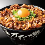 札幌駅前にもある「すた丼屋」にて“背脂のコクと焼肉の旨みの新コンビ”『背脂牛カルビすたみな焼肉丼』が12月14日(水)より発売！