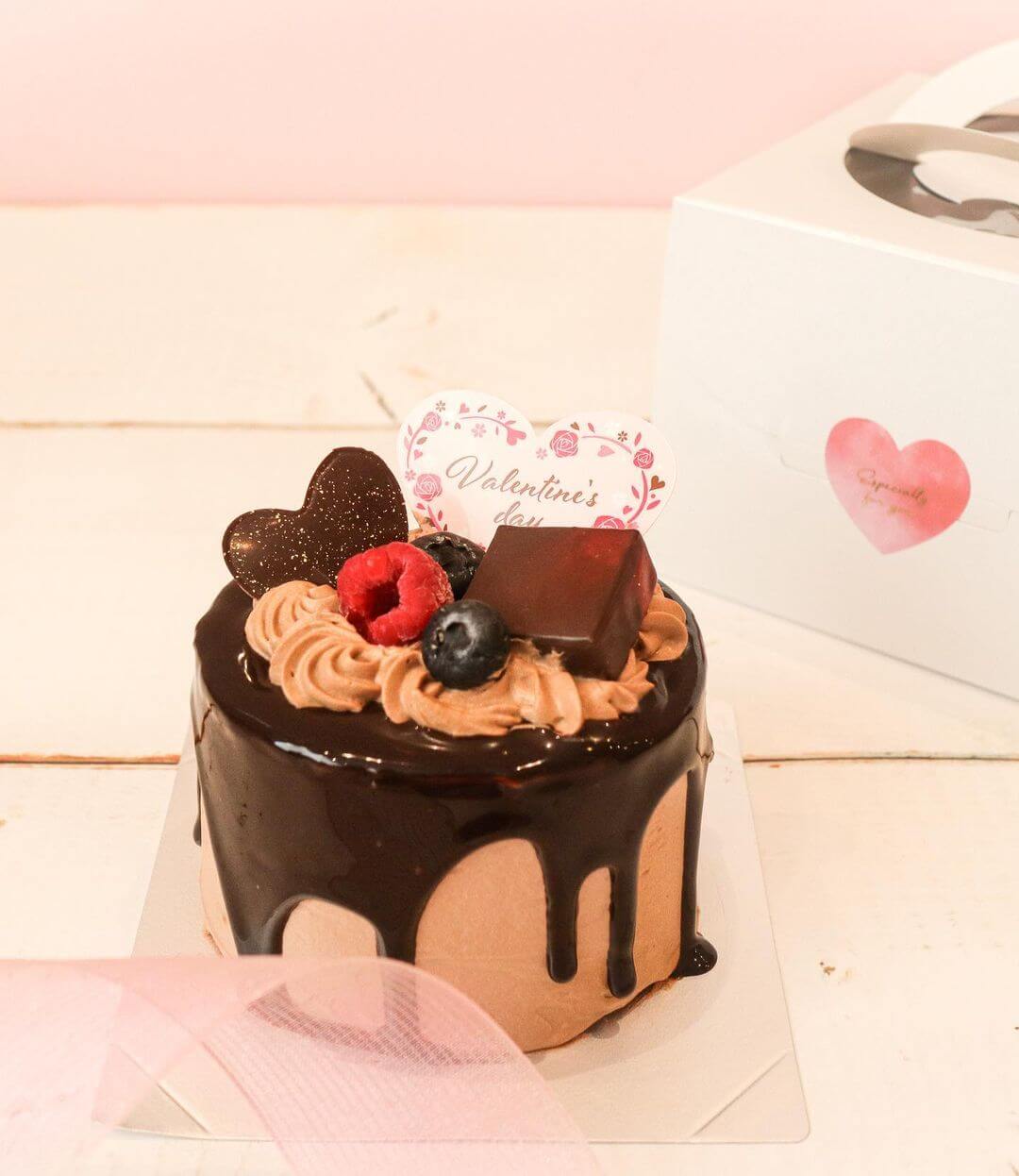 奏春楼のバレンタイン限定ケーキ『生チョコロールデコレーション』