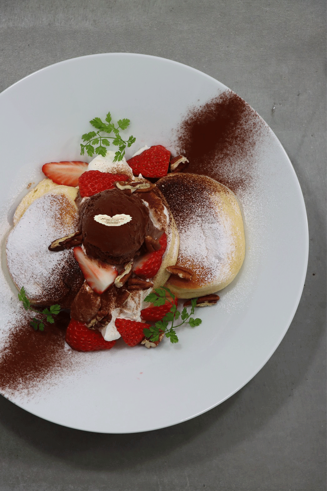 幸せのパンケーキの『冬のイチゴとチョコレートのパンケーキ フランボワーズソース添え』