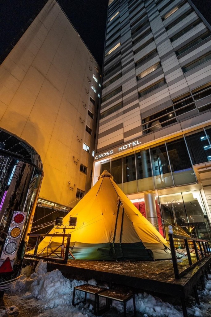 クロスホテル札幌の『マチナカTAKIBI BAR』-ホテル前庭に設置