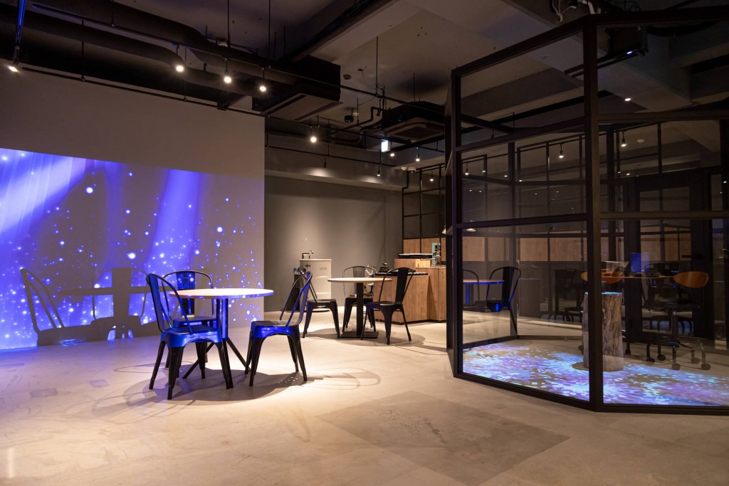 工房スミス札幌店-フォトジェニックでインダストリー感のある内装へ。幻想的なプロジェクションマッピングも設置。