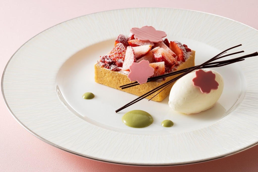 札幌グランドホテルの『ストロベリーフェア』-苺と桜のタルト