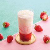 カフェ・ド・クリエにて春を彩る『まろやか苺ラッシー～いちご果肉入り～』＆『海老とスナップえんどうのピリ辛トマトソース』が3月22日(水)より発売！
