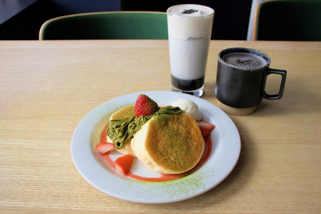 inZONE TABLE(インゾーネ テーブル)の『抹茶モンブランと苺のスフレパンケーキ』・『黒ごまソースの自家製ラテ』