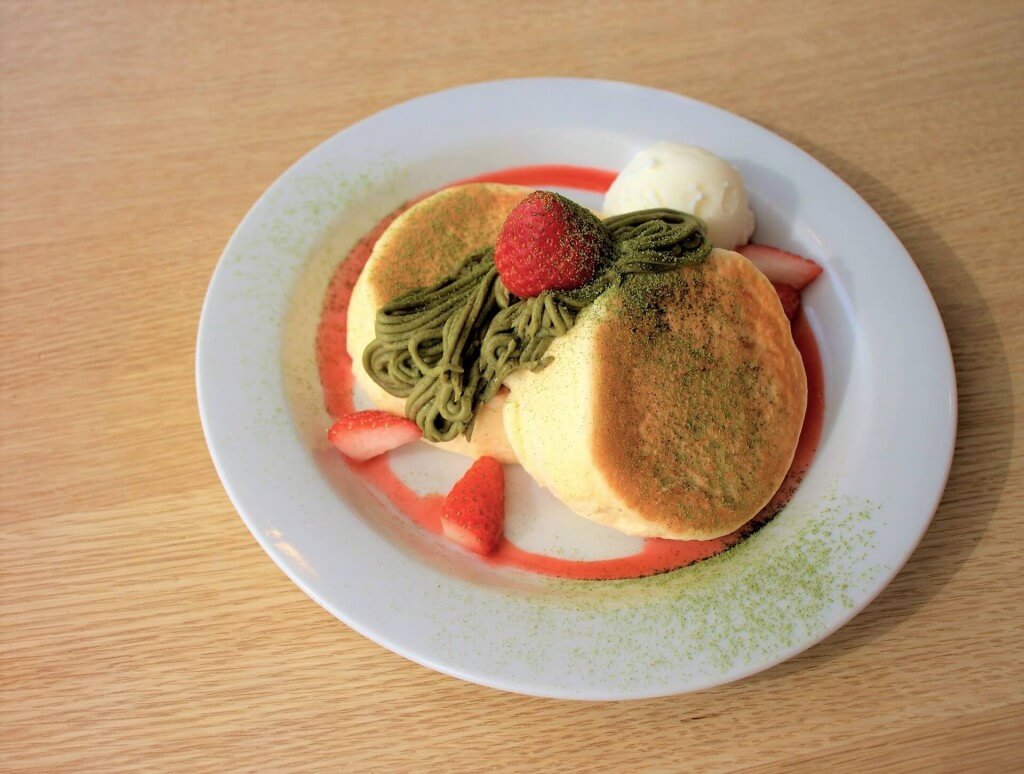 inZONE TABLE(インゾーネ テーブル)の『抹茶モンブランと苺のスフレパンケーキ』