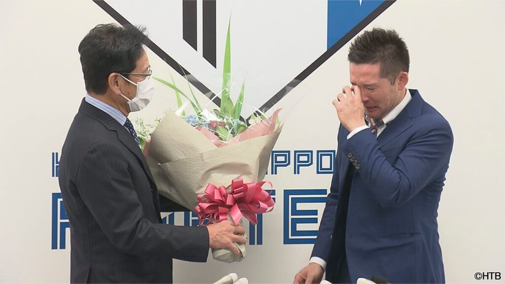前進会見にサプライズで登場した恩師栗山監督(C)HTB