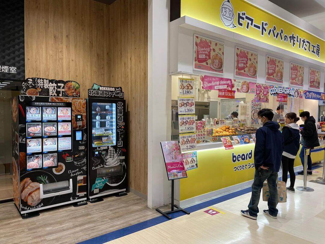 イオンモール札幌苗穂店-特製餃子＆北海道スイーツの自販機