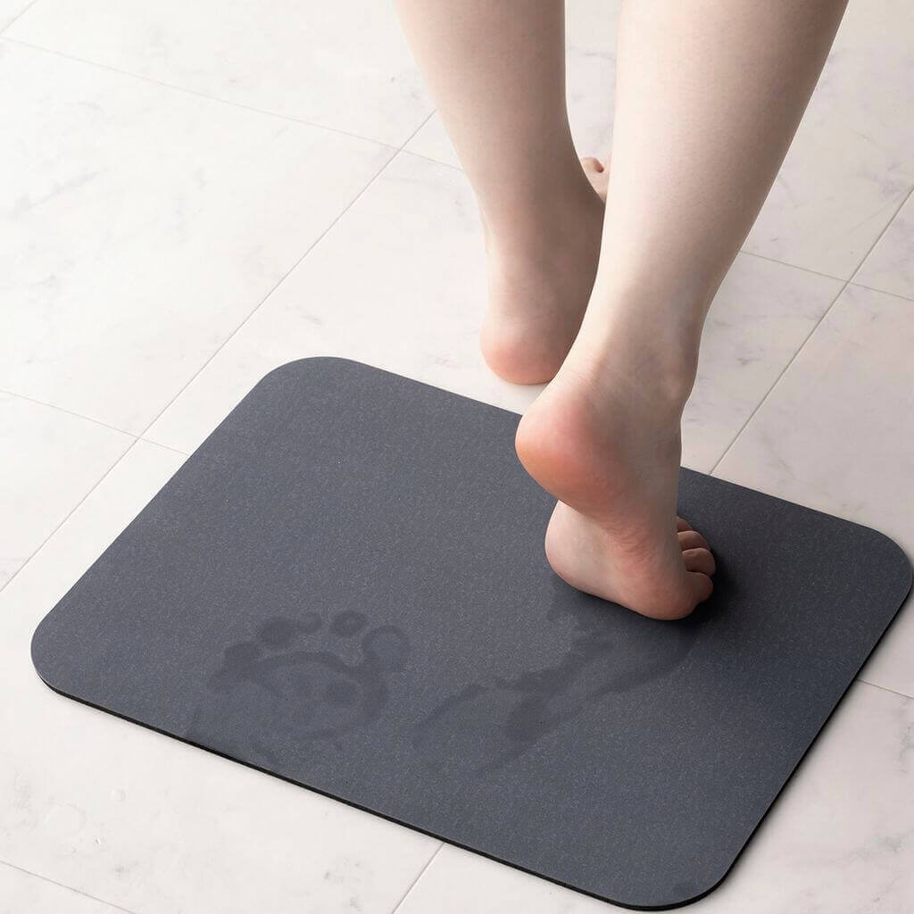 ニトリの『やわらかサラサラ珪藻土入りバスマット(柄タイプ)』-サラサラでやわらかい踏み心地。足もとがヒンヤリすることもないので寒い時期にもおすすめ。割れることもなく、安全に使用できます。