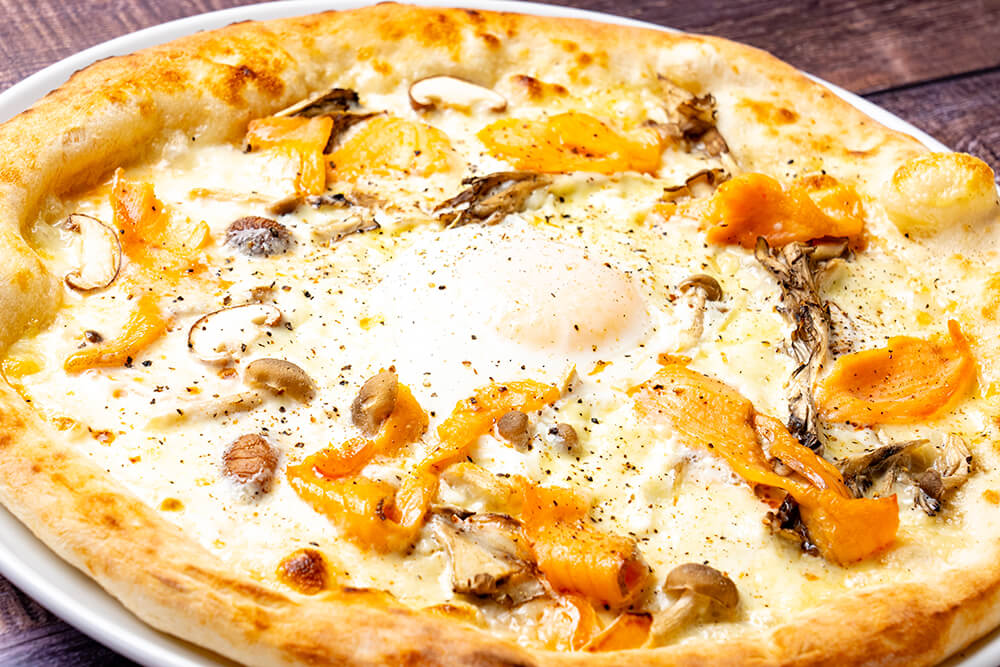 北海道イタリアン ミア・ボッカの『スモークサーモンとキノコ、「下川六〇酵素卵」のピッツァビスマルク』